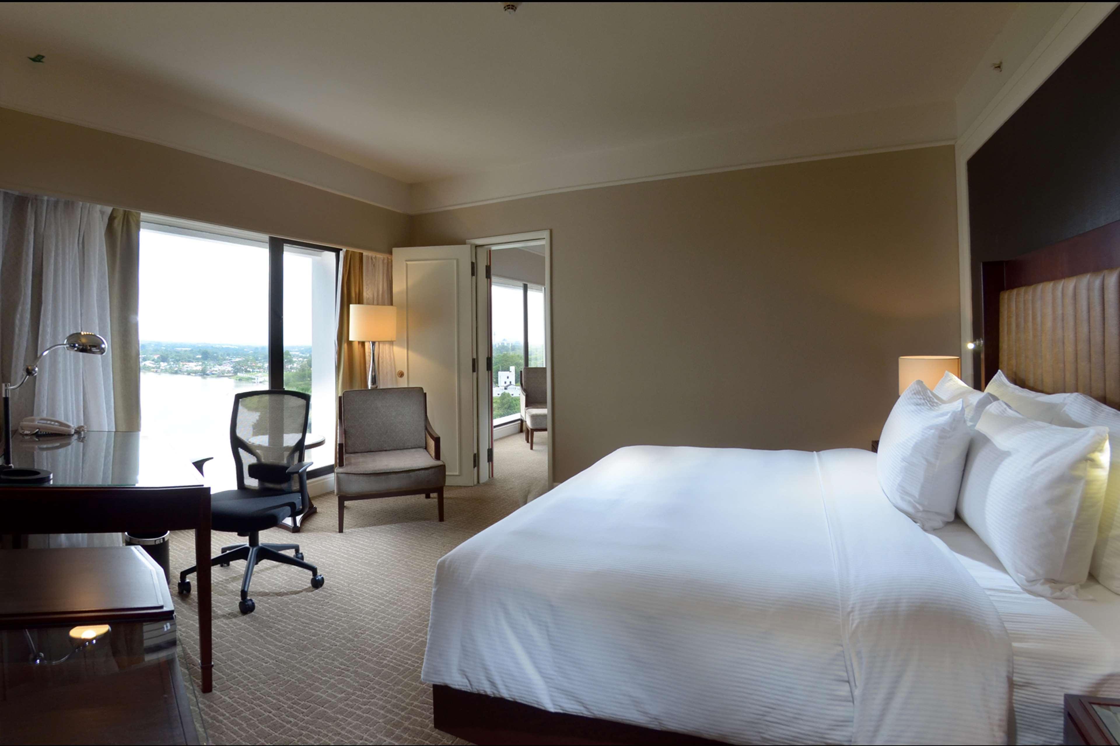 Hilton Kuching Hotel Eksteriør bilde
